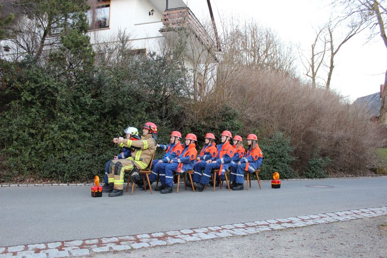 Jugendfeuerwehr Oberfüllbach Gruppenbild für die Einladung zur Fahrzeugübergabe Dorfplatz