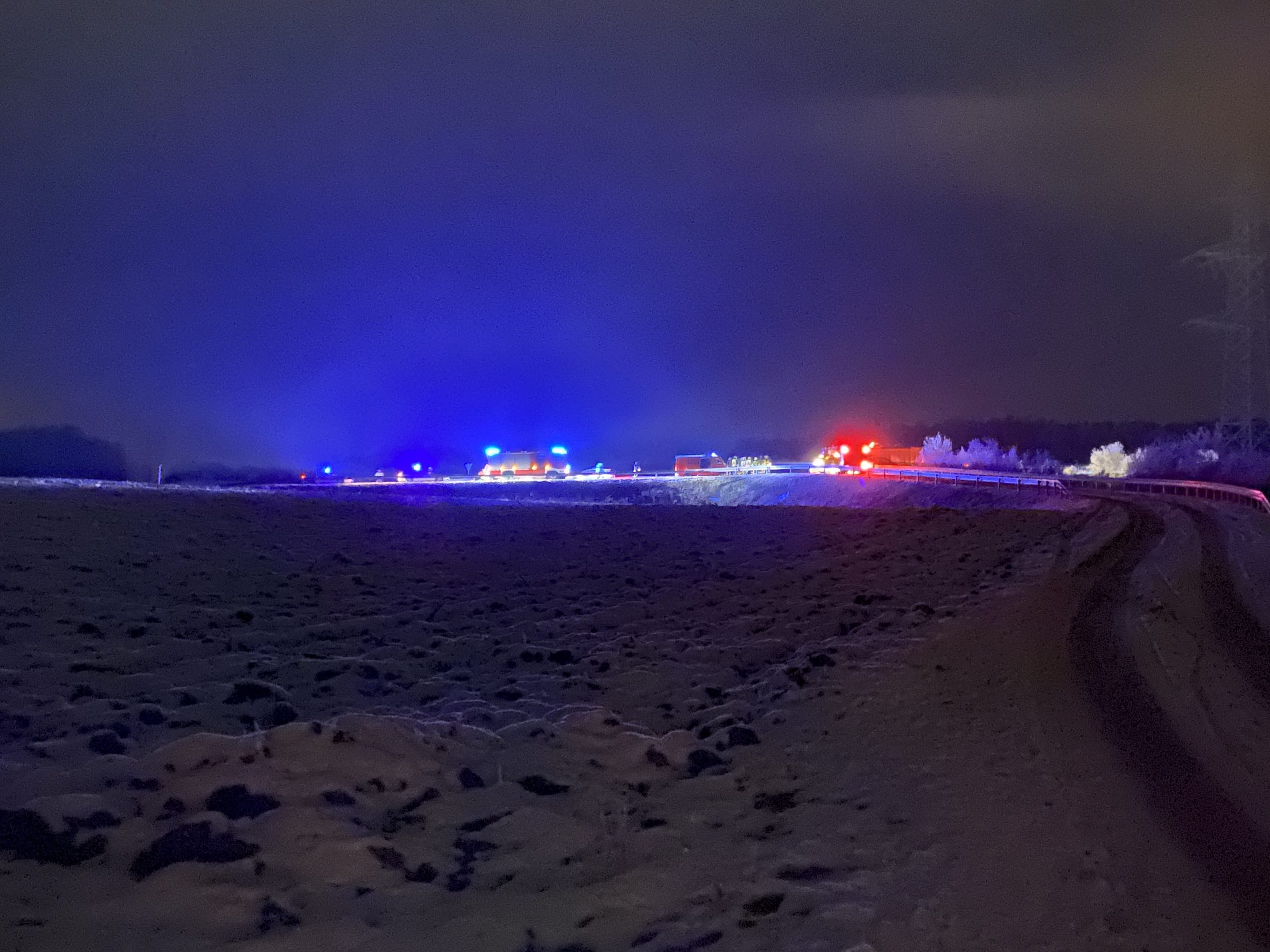 Feuerwehrfahrzeuge bei Nacht im schnee