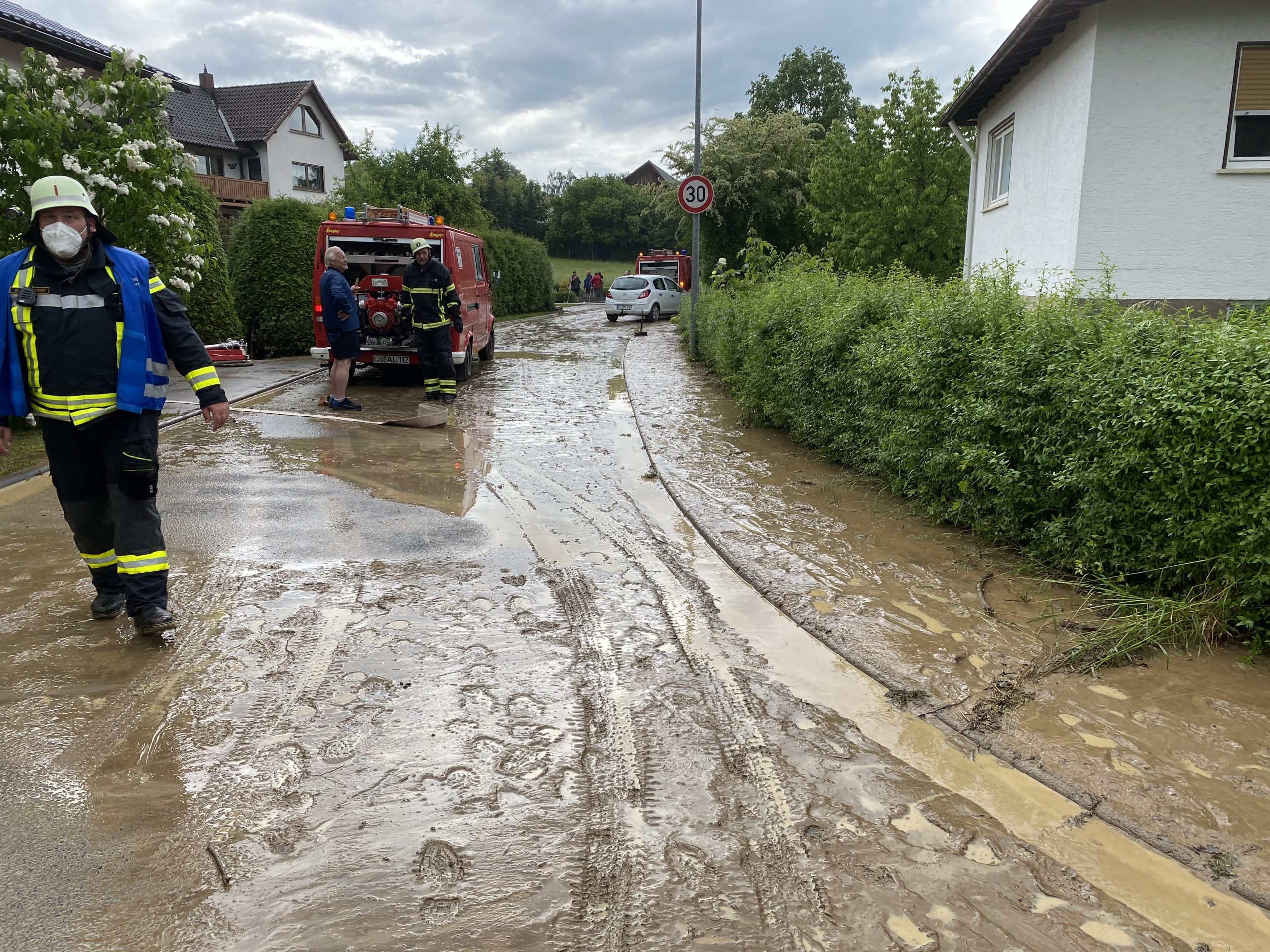 Hochwasser Friesendorf alles überschwemmt Feuerwehr Schlamm