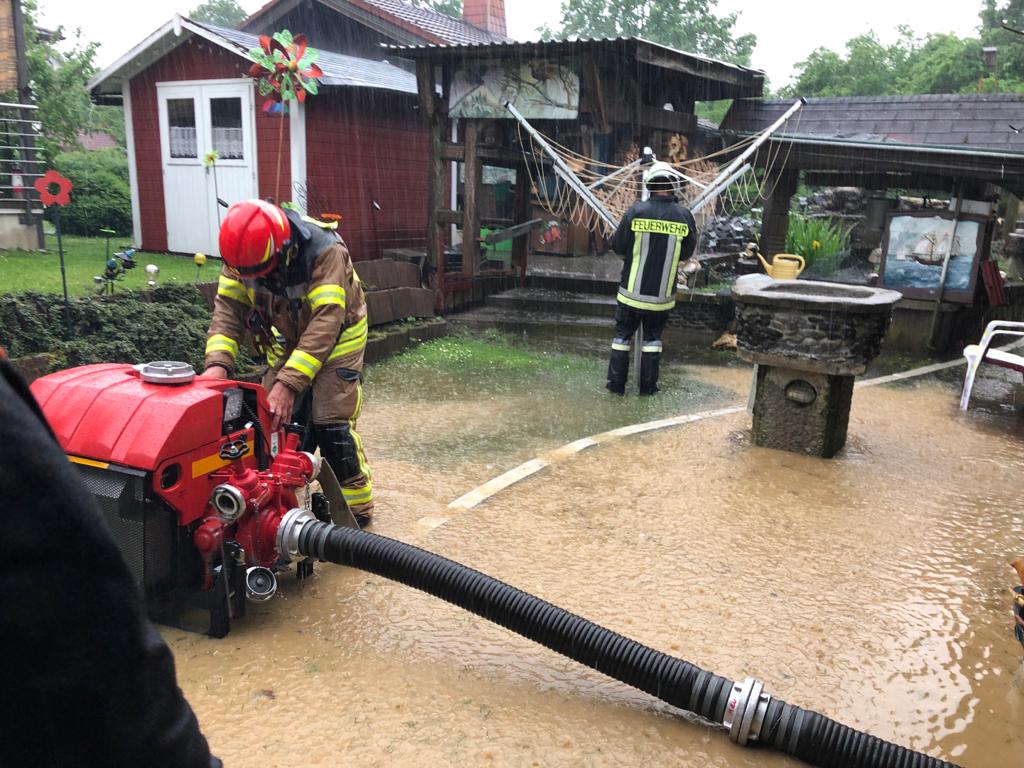 Hochwasser Friesendorf alles überschwemmt Feuerwehr Pumpe Michael Müller
