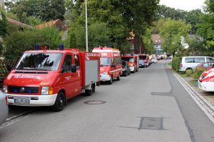 Kinderleistungsmarsch Oberfuellbach feuerwehrfahrzeuge strassenrand