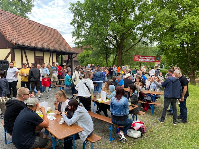 Besucher Grillfest FF Oberfüllbach Dorfplatz