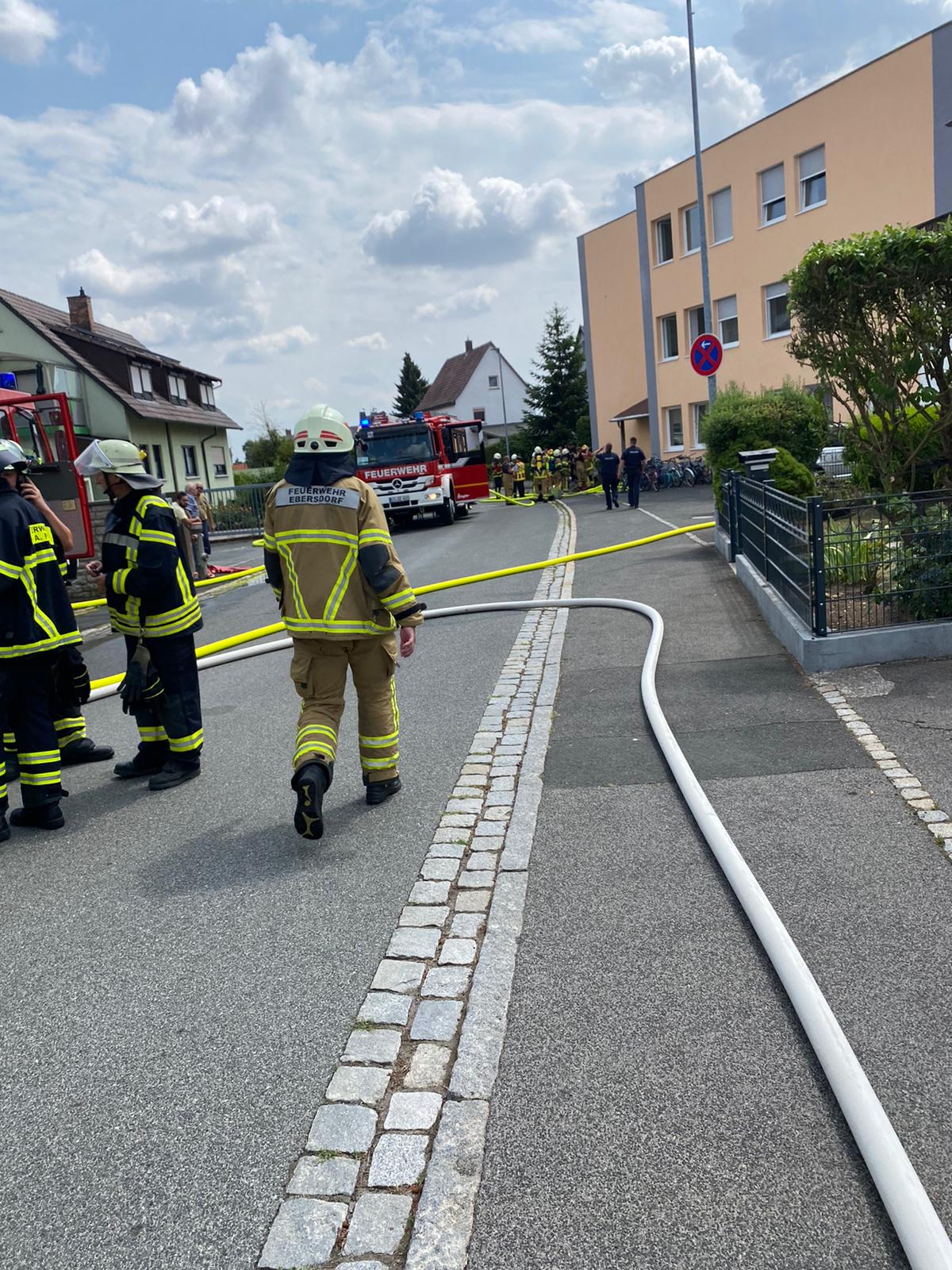 Einsatz Wohnungsbrand Feuerwehr Schläuche Ebersdorf