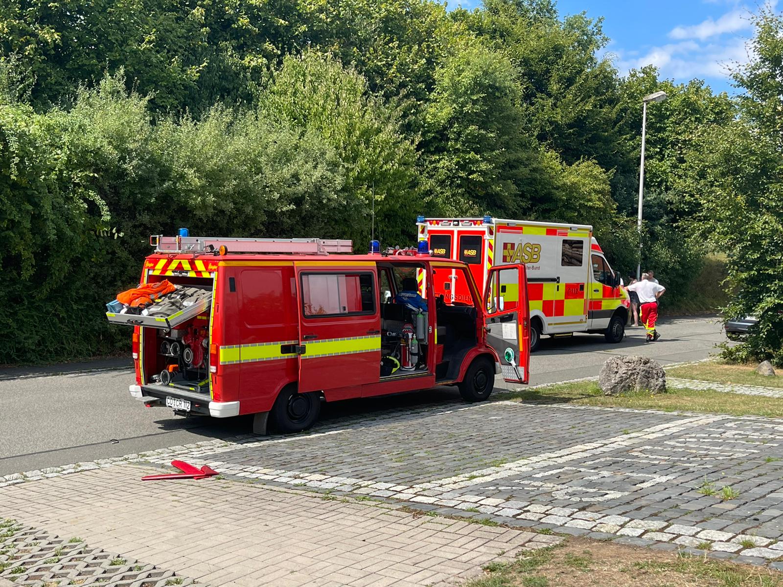 Feuerwehrauto Oberfüllbach mit ASB Rettungswagen