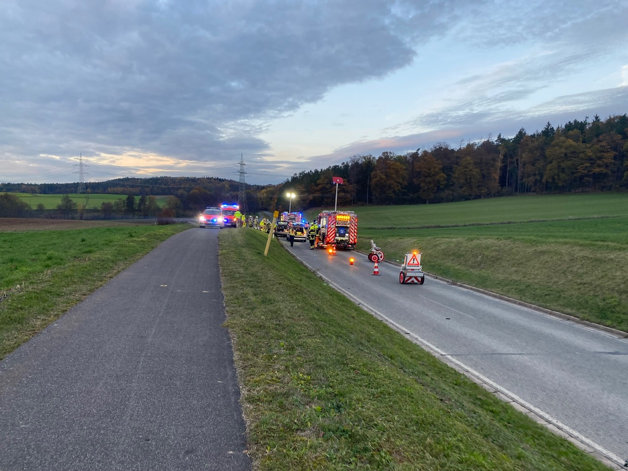 Unfall Oberfüllbach Friesendorf Feuerwehr RTW LF Straßenabsicherung