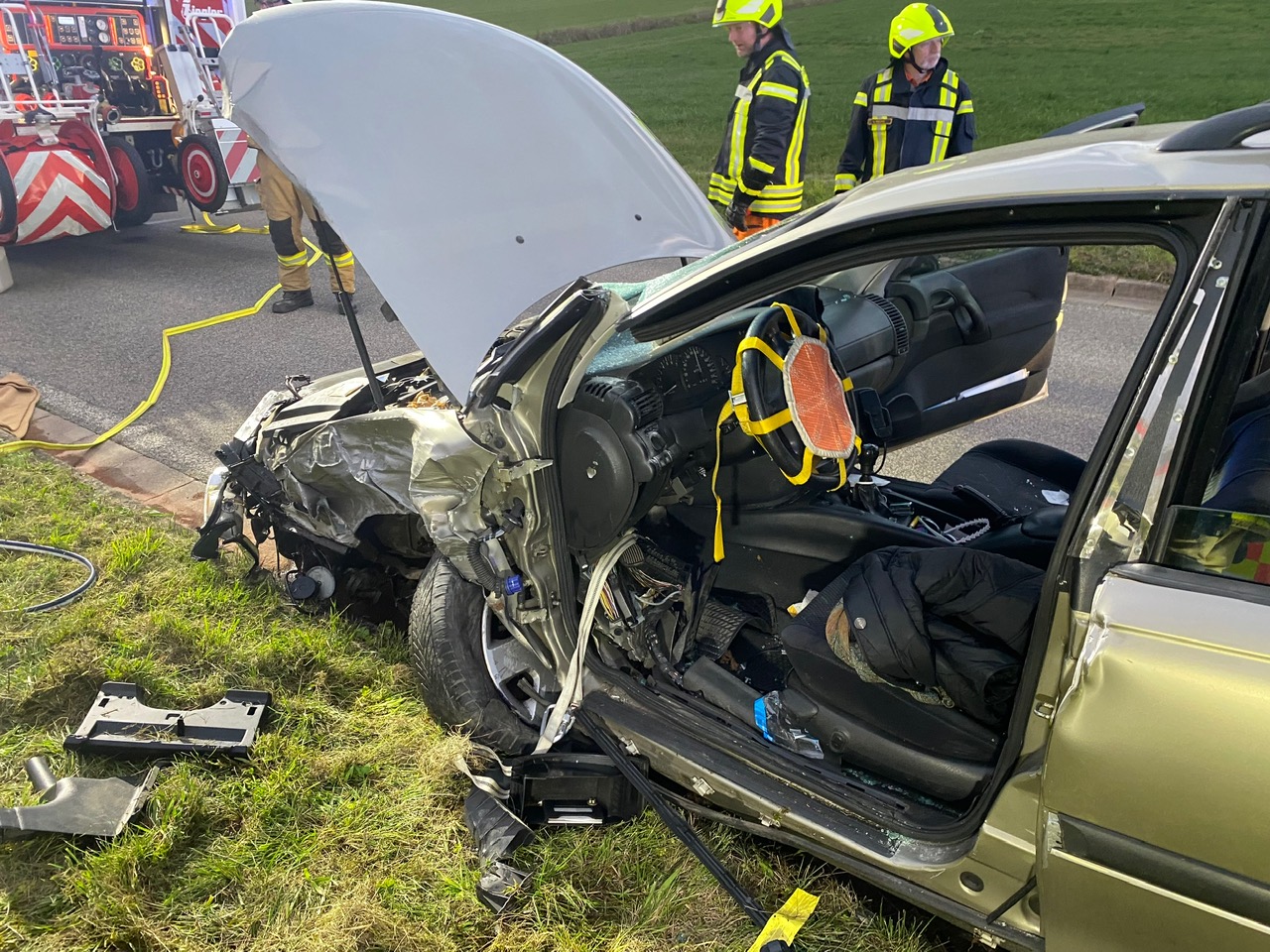 Unfall Oberfüllbach Friesendorf Feuerwehr Unfallauto Airbag