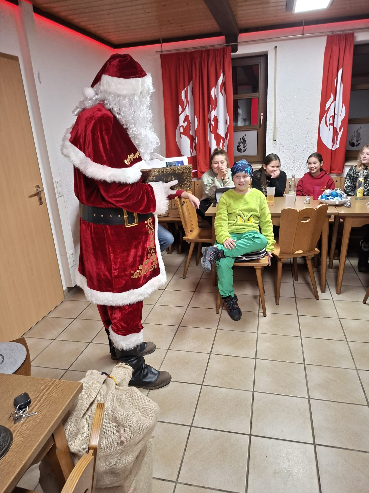 Mehr über den Artikel erfahren Nikolaus bei der Kinderfeuerwehr