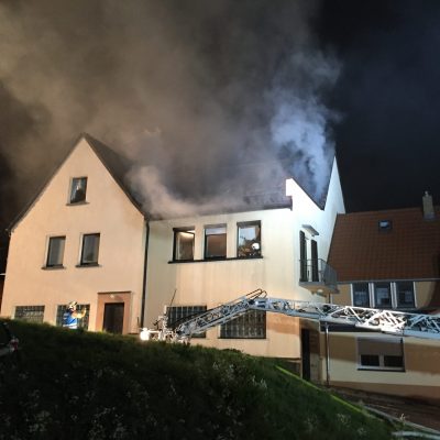 Wohnhausbrand in grub am Forst in der Nacht atemschutzeinsatz Feuerwehr Oberfüllbach