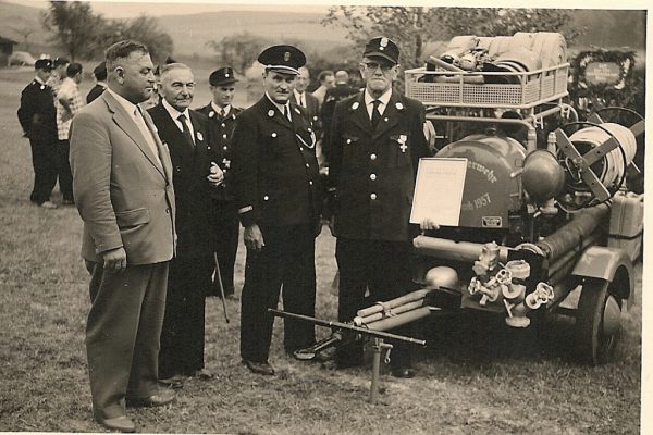 Übergabe einer neuen Pumpe 1957